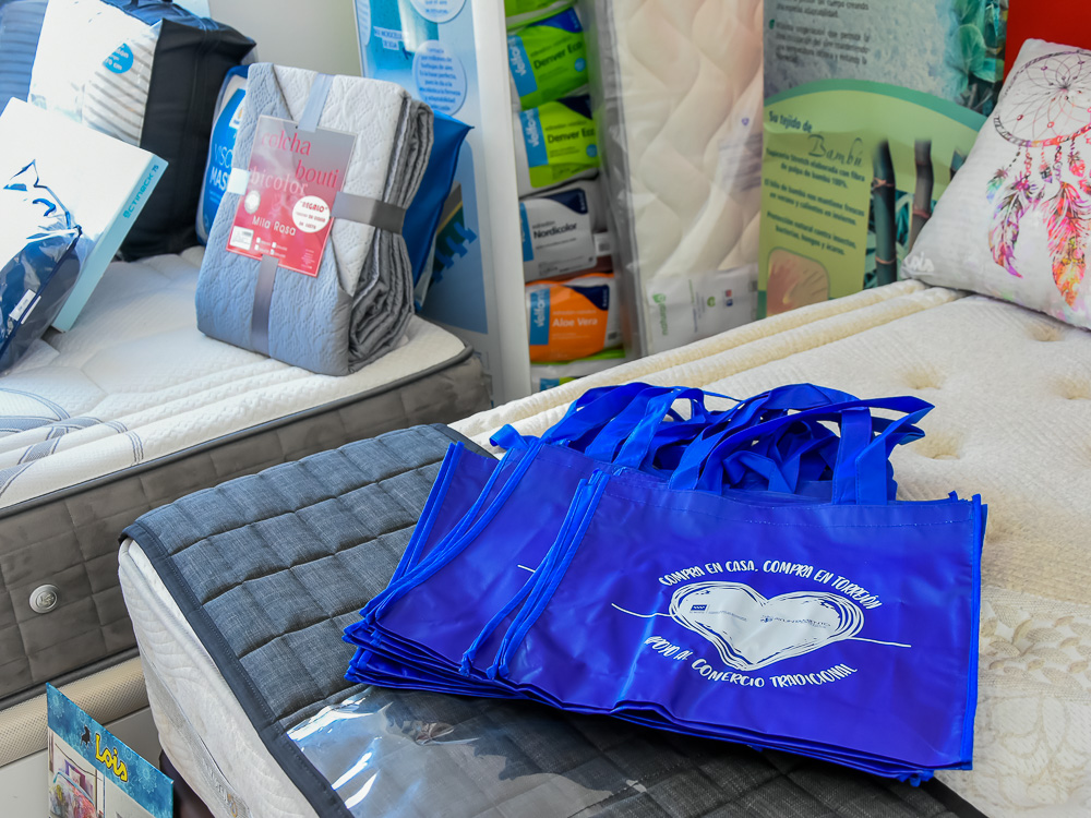 El Ayuntamiento de Torrejón de Ardoz lanza una campaña de apoyo al comercio tradicional entregando bolsas de compra reutilizables para sus clientes