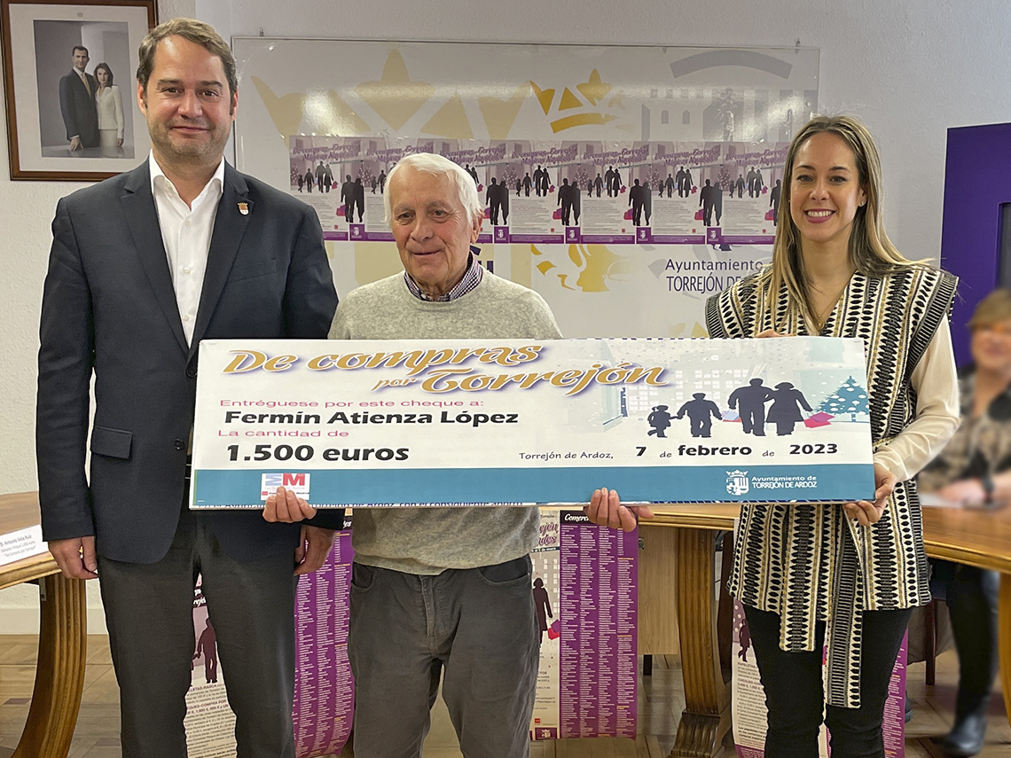 Los ganadores del concurso “De compras por Torrejón en las Mágicas Navidades” han recibido hoy sus cheques regalo 