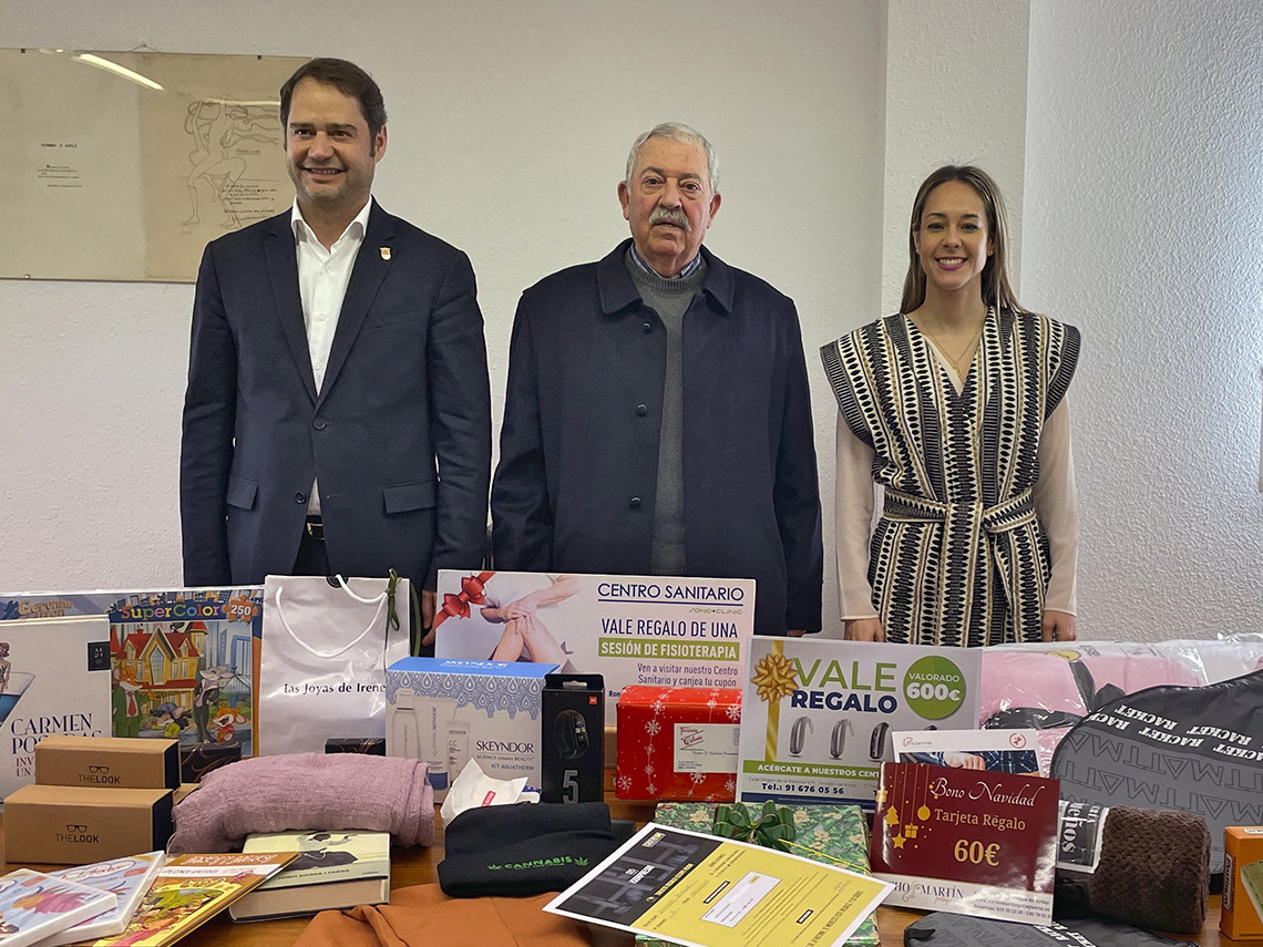 Los ganadores del concurso “De compras por Torrejón en las Mágicas Navidades” han recibido hoy sus cheques regalo 