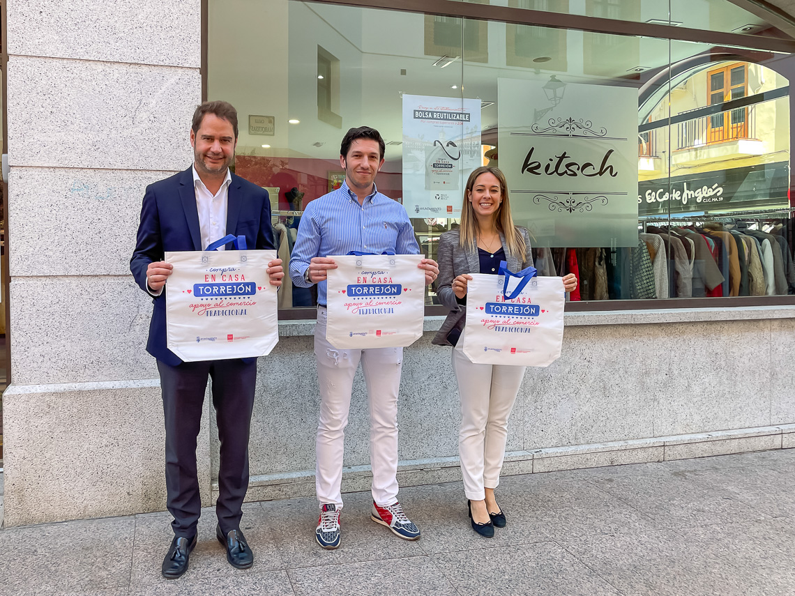 El Ayuntamiento lanza una nueva campaña de apoyo al comercio tradicional entregando bolsas de compra reutilizables para sus clientes
