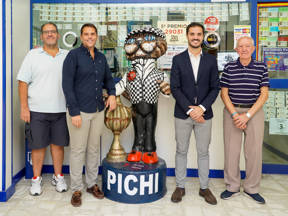 El alcalde, Alejandro Navarro Prieto, visitando la administración de loterías Pichi