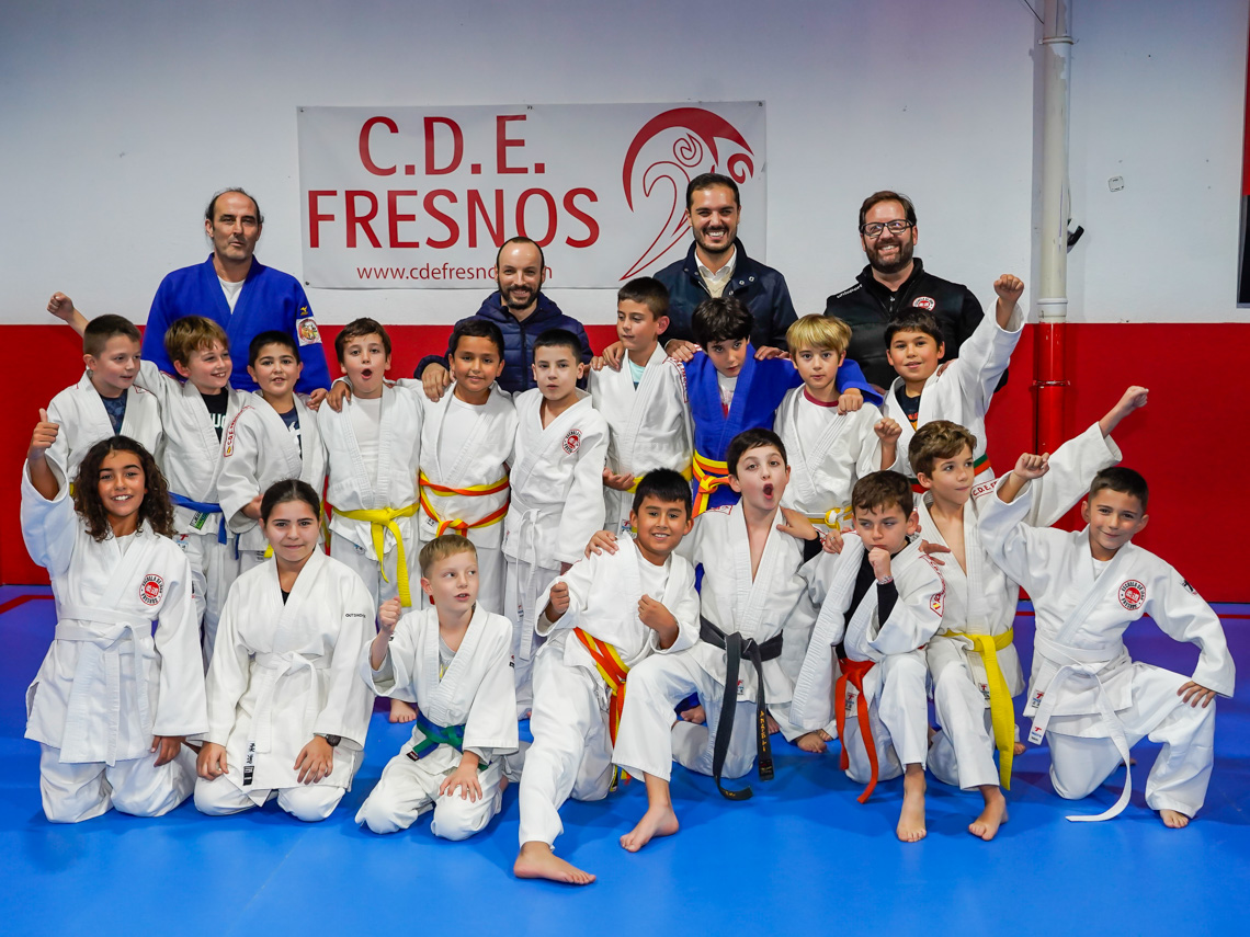 El alcalde, Alejandro Navarro Prieto, vistió junto a sus gerentes, Mario García y David Montalvo, la Escuela de Judo Fresnos junto a algunos de los niños que aprenden esta disciplina deportiva