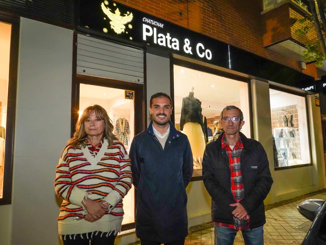 El alcalde, Alejandro Navarro Prieto, visitando CHATUCHAK Plata & Co junto a su gerente, Olga Gómez