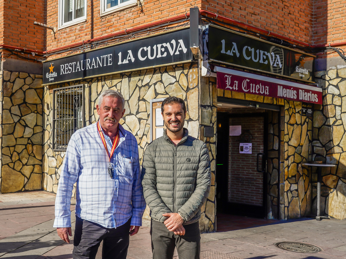 El alcalde, Alejandro Navarro Prieto visitando el Restaurante La Cueva, junto a su gerente, Luis Roa