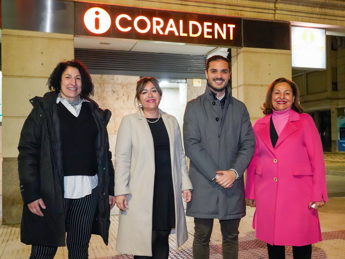 El alcalde, Alejandro Navarro Prieto, y la concejala de Turismo, Mirian Gutiérrez, visitando Coraldent junto a sus gerentes, Gity Ganji, y Mabel Tebar 