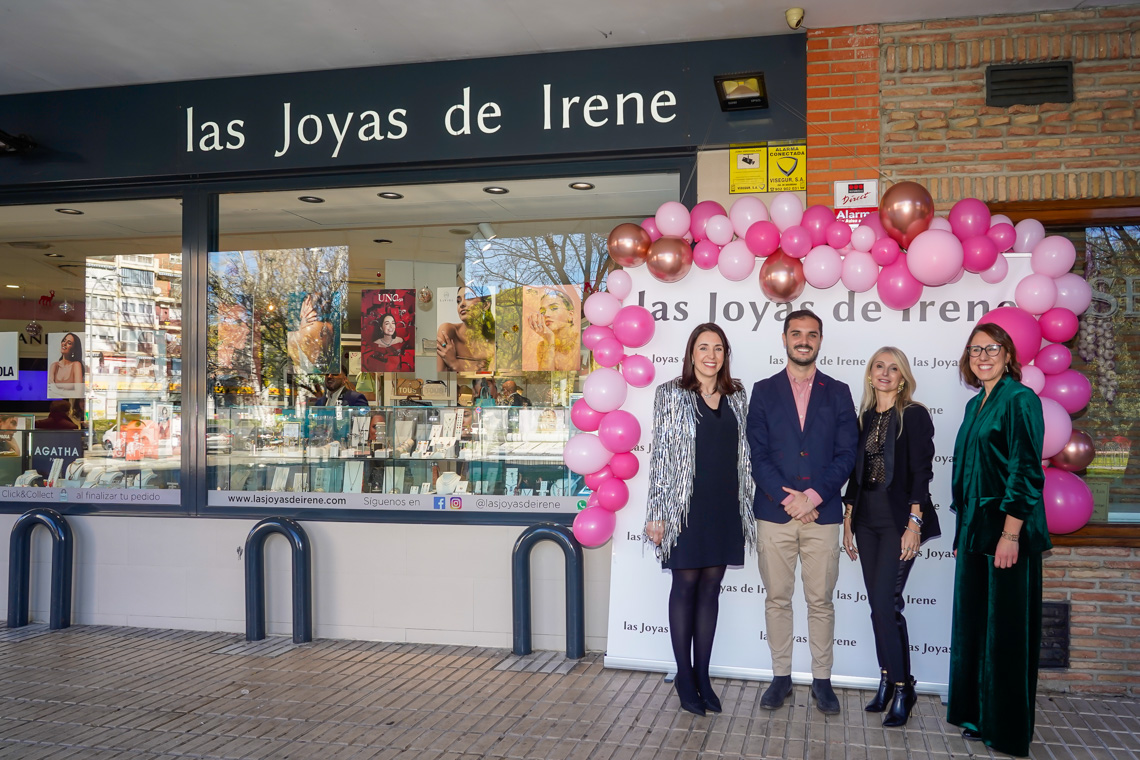 El alcalde, Alejandro Navarro Prieto, junto a las propietarias de “Las joyas de Irene”, Olga y Silvia Grande, en su undécimo aniversario 