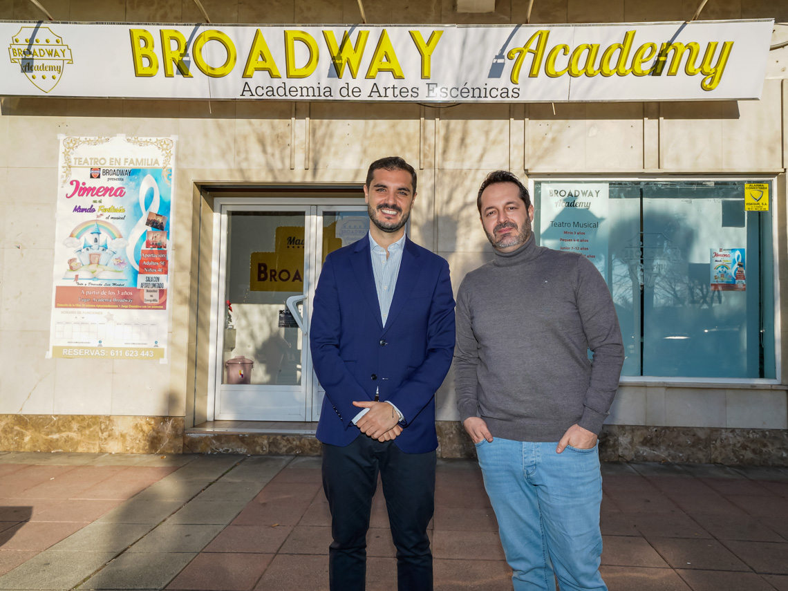 El alcalde, Alejandro Navarro Prieto, visitando “Broadway Academy”, junto a uno de sus gerentes, Luis Montiel