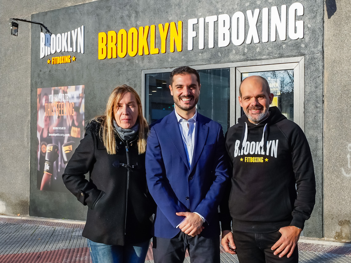 El alcalde, Alejandro Navarro Prieto, visitando Brooklyn Fitboxing, junto a sus gerentes, María Dolores Gallardo y Francisco Fernándes