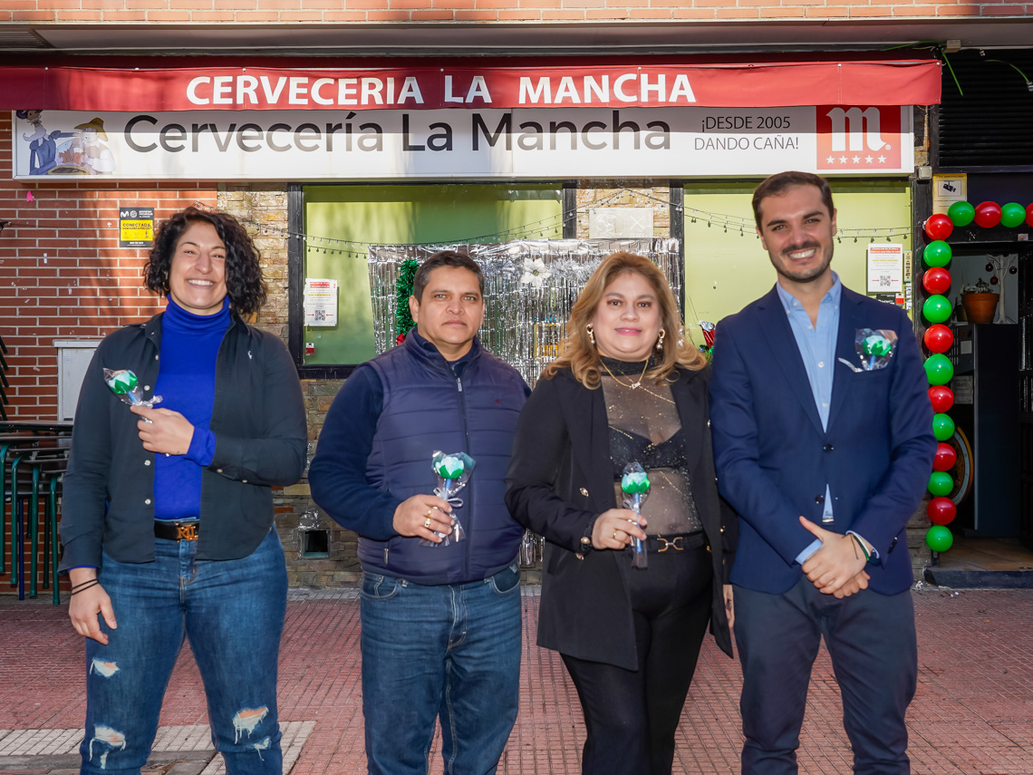 El alcalde, Alejandro Navarro Prieto, y la concejala de Turismo, Miriam Gutiérrez, visitando la Cervecería La Mancha, junto a su gerente, Lourdes Monserrate Corral y el encargado, Fernando Mendoza  