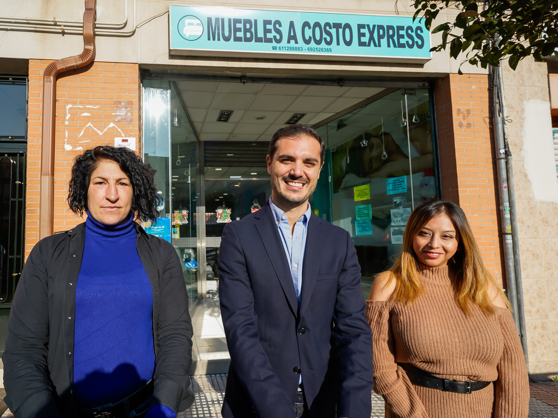 El alcalde, Alejandro Navarro Prieto, y la concejala de Turismo, Mirian Gutiérrez, visitando Muebles a costo express, junto a su gerente, Carolina Almache 