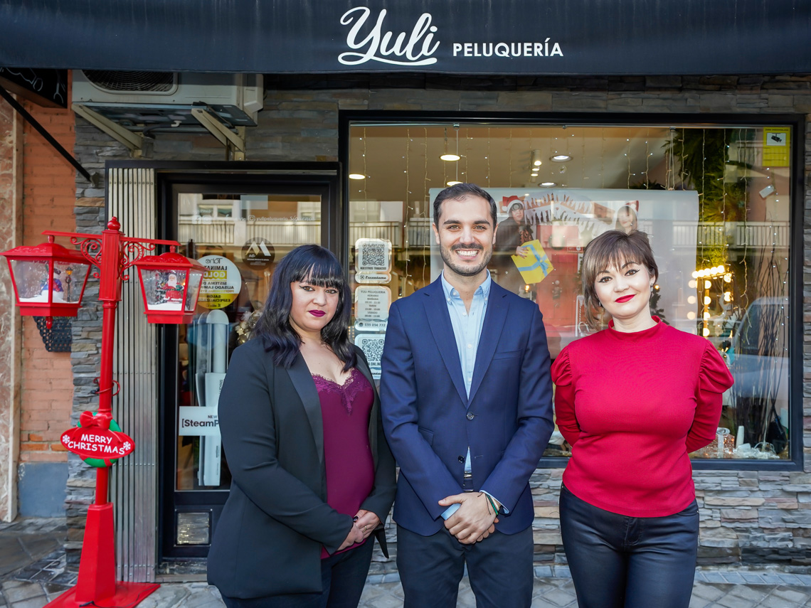 El alcalde, Alejandro Navarro Prieto, visitando la peluquería Yuli, junto a su gerente, Yulia Reutova 