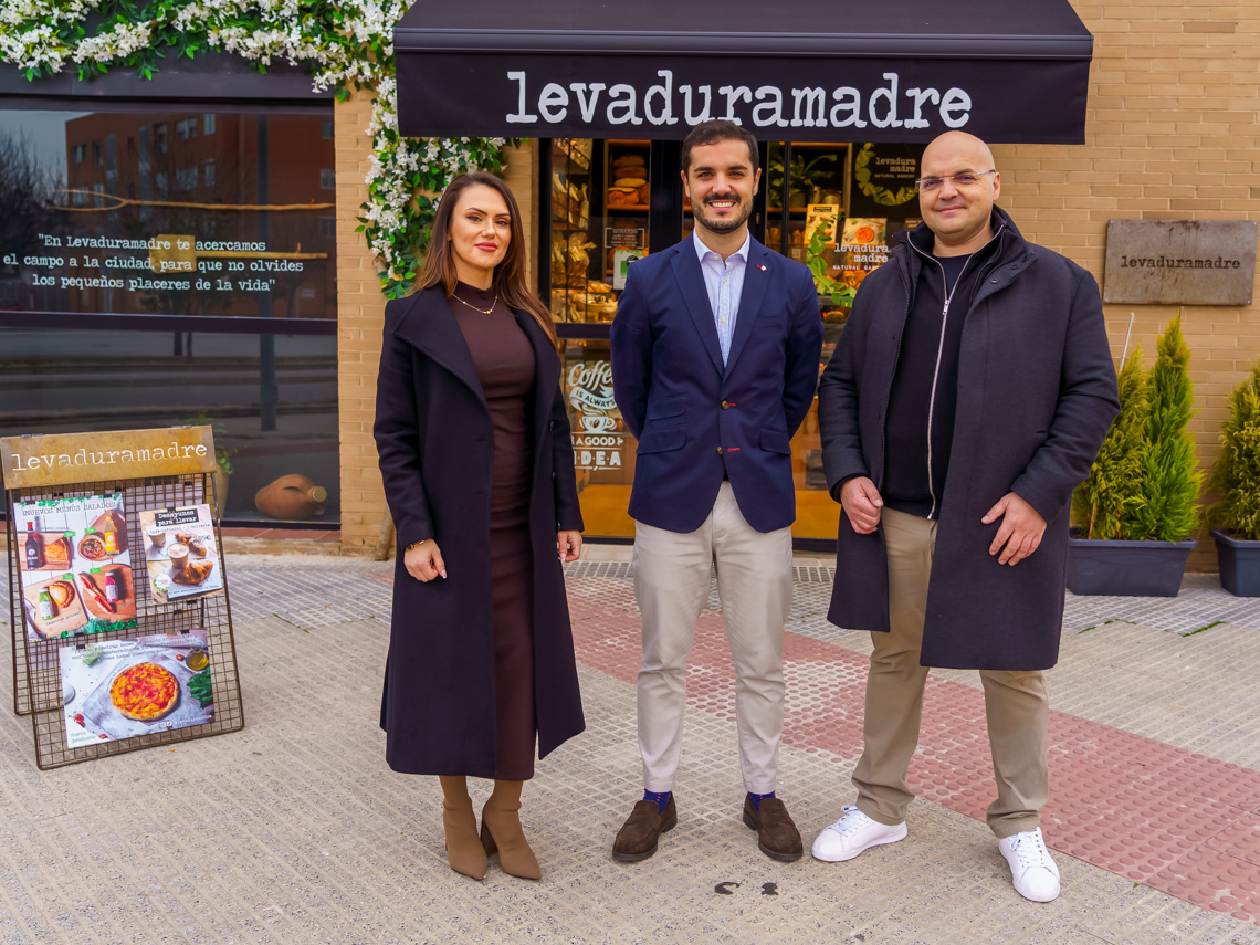  El alcalde, Alejandro Navarro Prieto, visitando la nueva panadería junto a sus gerentes, Ángel Trujillo e Irina Mihaela Cernaianu 