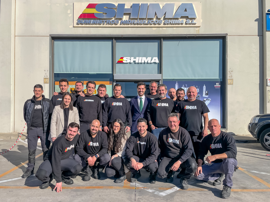 El alcalde, Alejandro Navarro, visitando Shima, junto a sus gerentes, David Peralvo, Mariano Blanco, Juan Carlos Pérez, Roberto Ruiz y Dámaso Durán, y algunos de sus trabajadores 