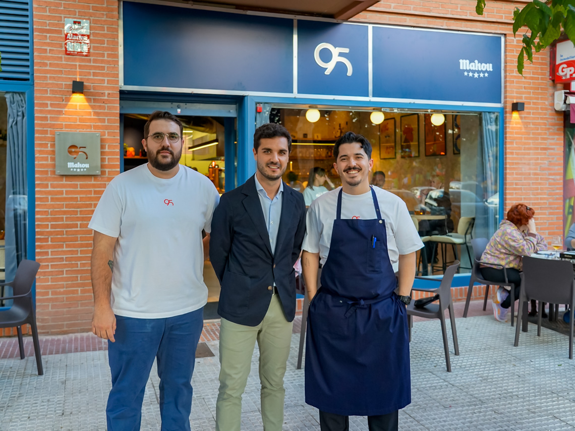 El alcalde, Alejandro Navarro Prieto, visitando Restaurante 95 junto a sus propietarios, Javier Casillas, chef responsable de cocina, y Daniel González, al frente de la dirección de sala y bodega