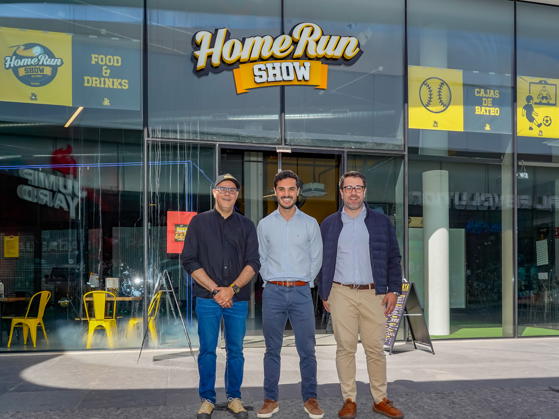 El alcalde, Alejandro Navarro Prieto, visitando Home Run Show, junto a su propietario, Rafael Bolívar, y uno de sus trabajadores