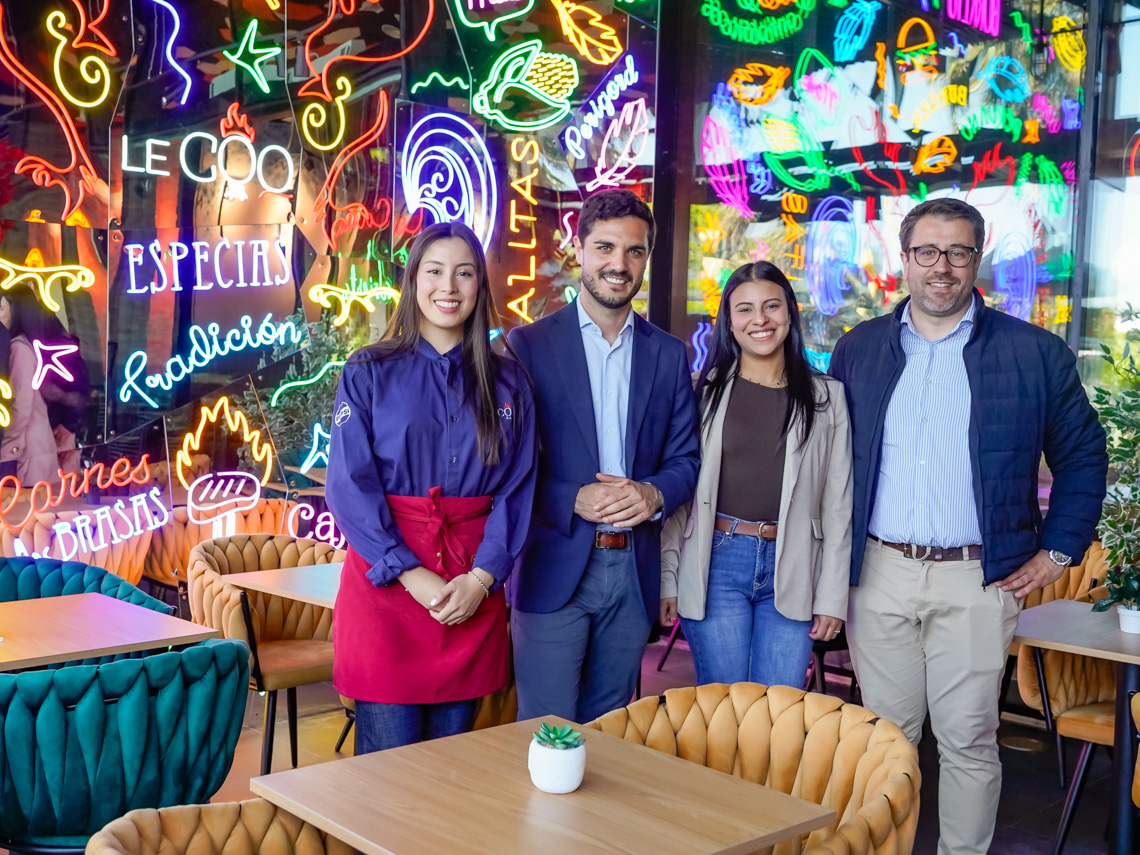 El alcalde, Alejandro Navarro Prieto, visitando Le Coq junto a su gerente, Vanessa Moreno, la encargada, Ana María Rincón y otro de sus trabajadores 