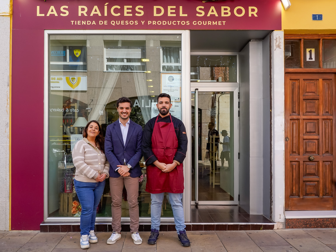 El alcalde, Alejandro Navarro Prieto, visitando “Las Raíces del Sabor”, junto a sus gerentes,  Irene Morales Caño y Darío Jesús Morales Caño