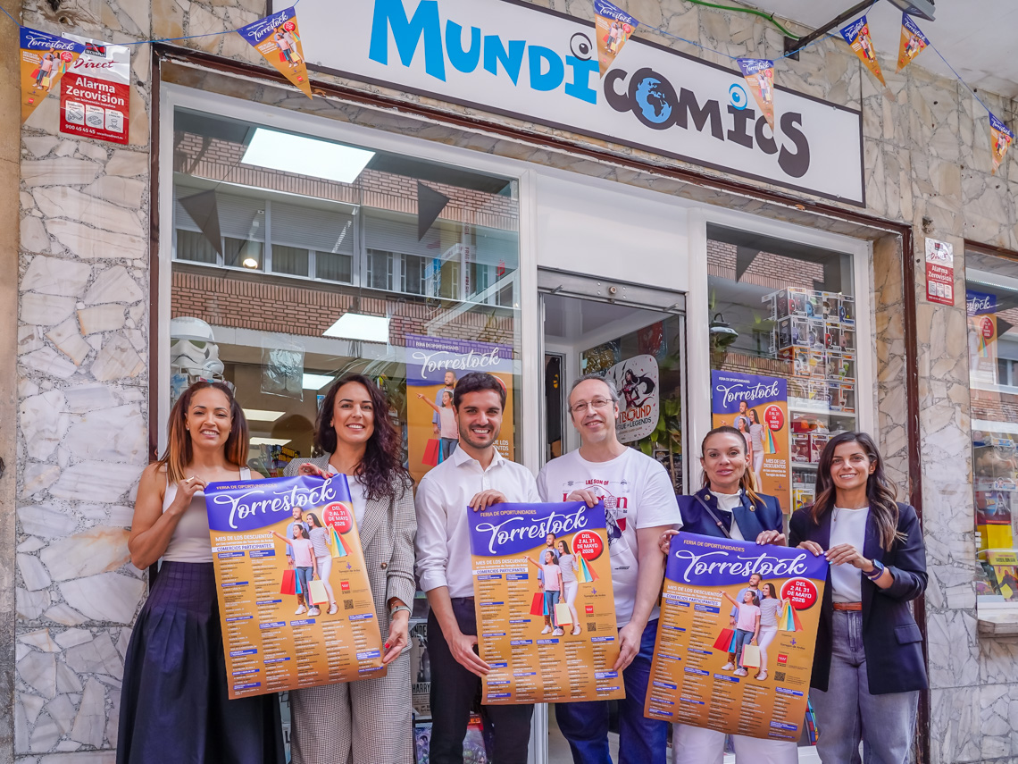 El alcalde, Alejandro Navarro Prieto, presentando “Torrestock: Feria de oportunidades”, en Mundicomics, junto a su propietario, José Campos; Carolina Santana, de UNICEM; Vanesa Calvo del Saz, de la Asociación Zona Centro y Tania Hernández y Anabel Sánchez, de EMMU  