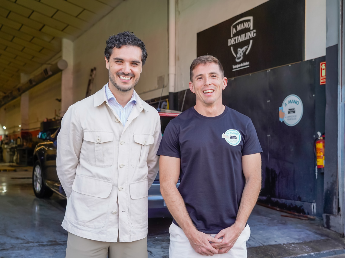El alcalde, Alejandro Navarro Prieto, visitando el nuevo centro de lavad a mano, junto a su gerente, Luis Barbacil 