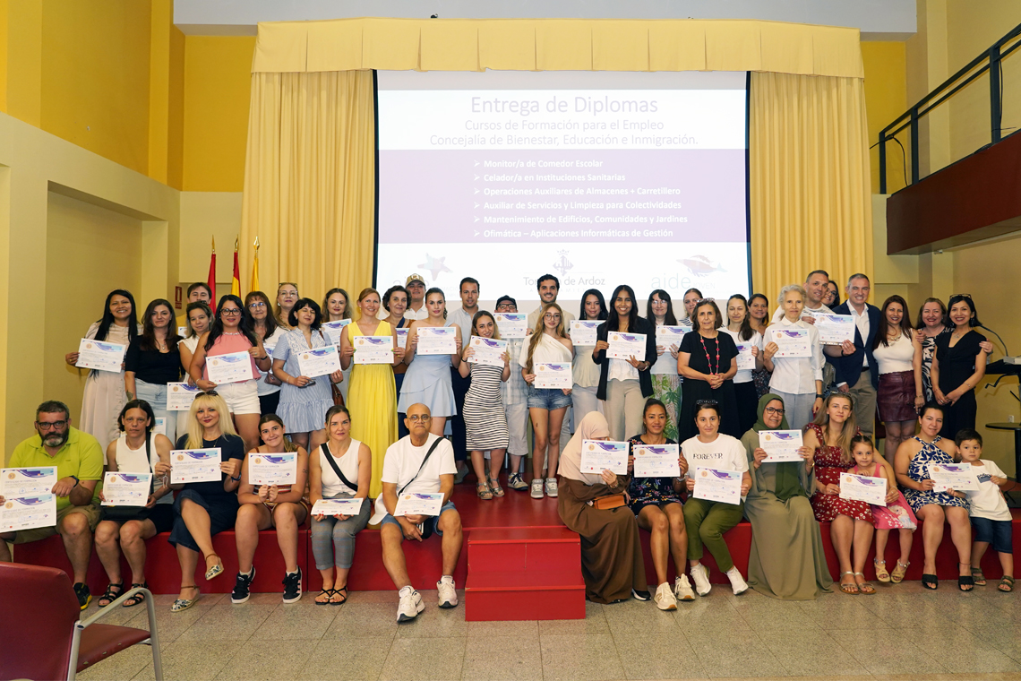 El alcalde, Alejandro Navarro Prieto, el concejal de Bienestar, Educación e Inmigración, Rubén Martínez, la coordinadora General de Aideformacion, María Eugenia Larraín, y alumnos que han logrado superar la formación