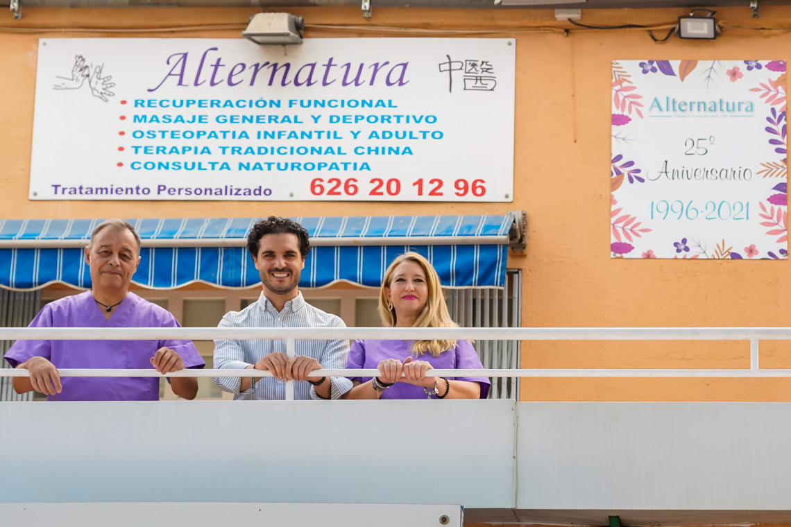 El alcalde, Alejandro Navarro Prieto, visitando Centro Alternatura, junto a sus gerentes, Manuel Fernández y Cristina Jiménez