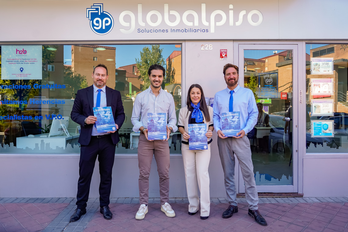 El alcalde, Alejandro Navarro Prieto, visitando Globalpiso, junto a sus gerentes, Emiliano Mezzetta y Gabriela López y el comercial, Iván Jiménez 
