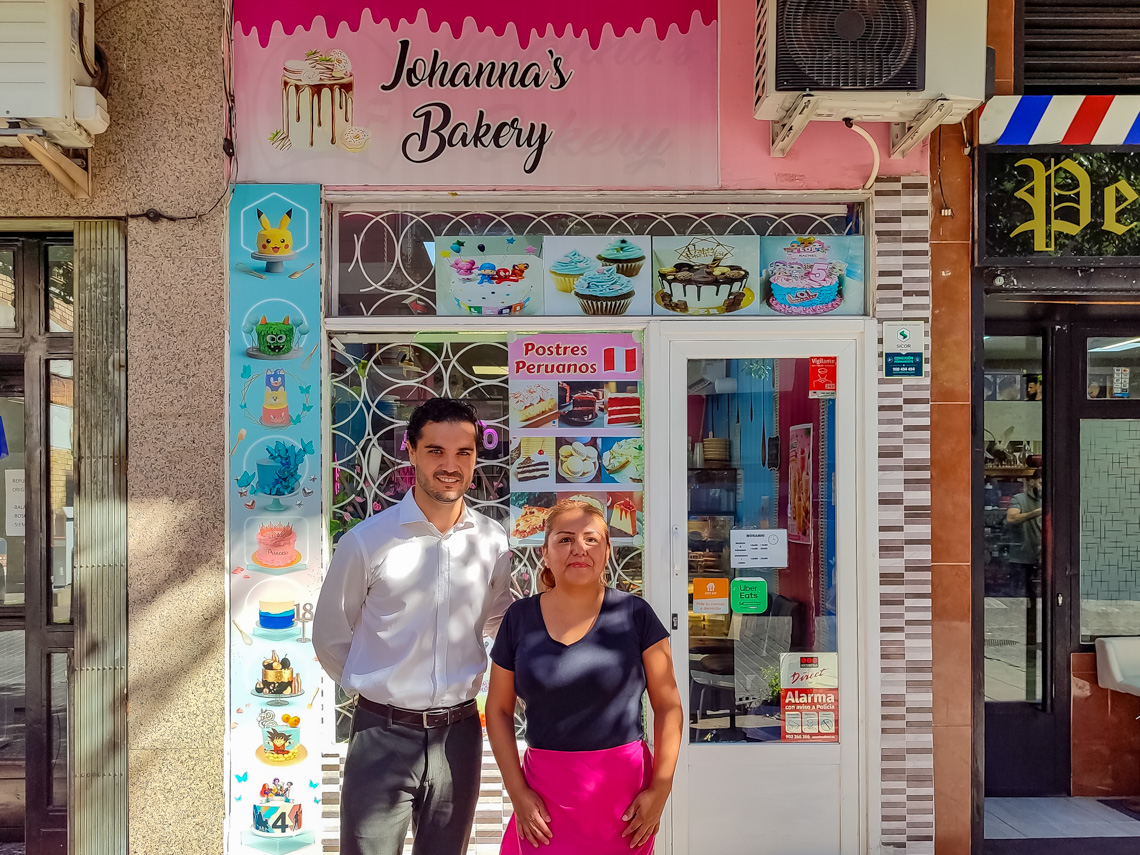 El alcalde, Alejandro Navarro Prieto, visitando Johanna's Bakery, junto a su gerente, Johanna Beltrán
