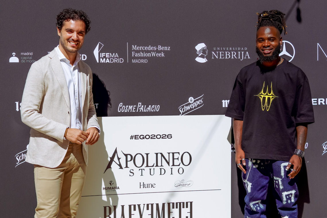 El alcalde, Alejandro Navarro Prieto, con Brandon Abeso, director creativo de la firma BIYEYEMETE
