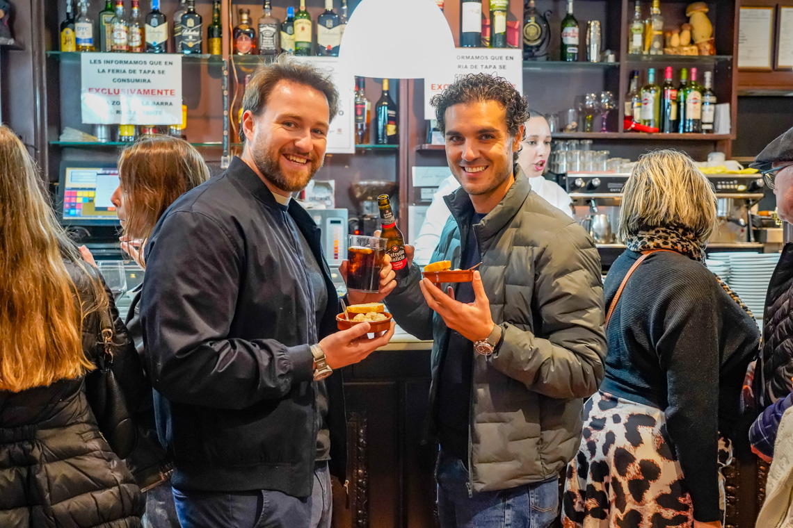 El alcalde, Alejandro Navarro Prieto, y el 1er teniente de alcalde, Víctor Miranda, disfrutando de la Ruta de la Tapa al igual que han hecho miles de torrejoneros
