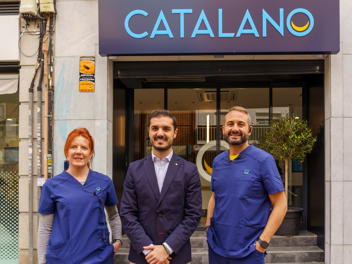 El alcalde, Alejandro Navarro prieto, visitando la clínica dental Catalano, junto a su director, Javier Hernández y la higienista dental, Vanesa Orea 