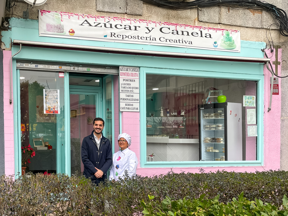 El alcalde, Alejandro Navarro Prieto, visitando “Azúcar y Canela”, junto a su gerente, Merly Judit Rosales